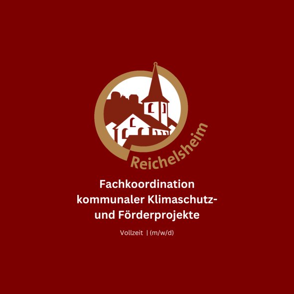 Fachkoordination kommunaler Klimaschutz- und Förderprojekte Stellenanzeige Reichelsheim: Fachkoordination kommunaler Klimaschutz- und Förderprojekte, Vollzeit (m/w/d). Logo mit Kirche und Häusern auf rotem Hintergrund.